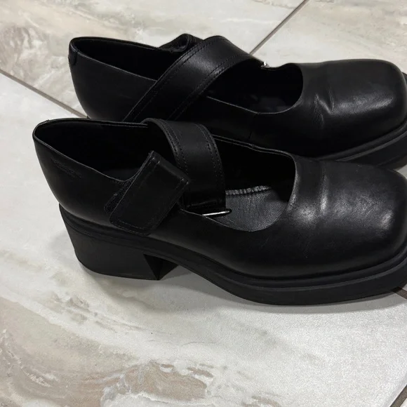 Vagabond Women's Black Leather Mary Jane Heels - Picture 5 of 8